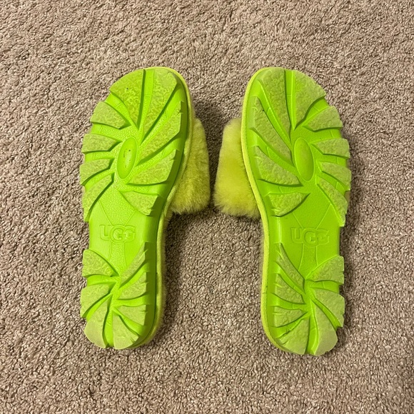 UGG Slippers- The grinch - Picture 2 of 4